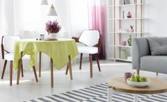 Dima Set mit 2 Skandinavischen Stühlen Haselnuss & Weiß
