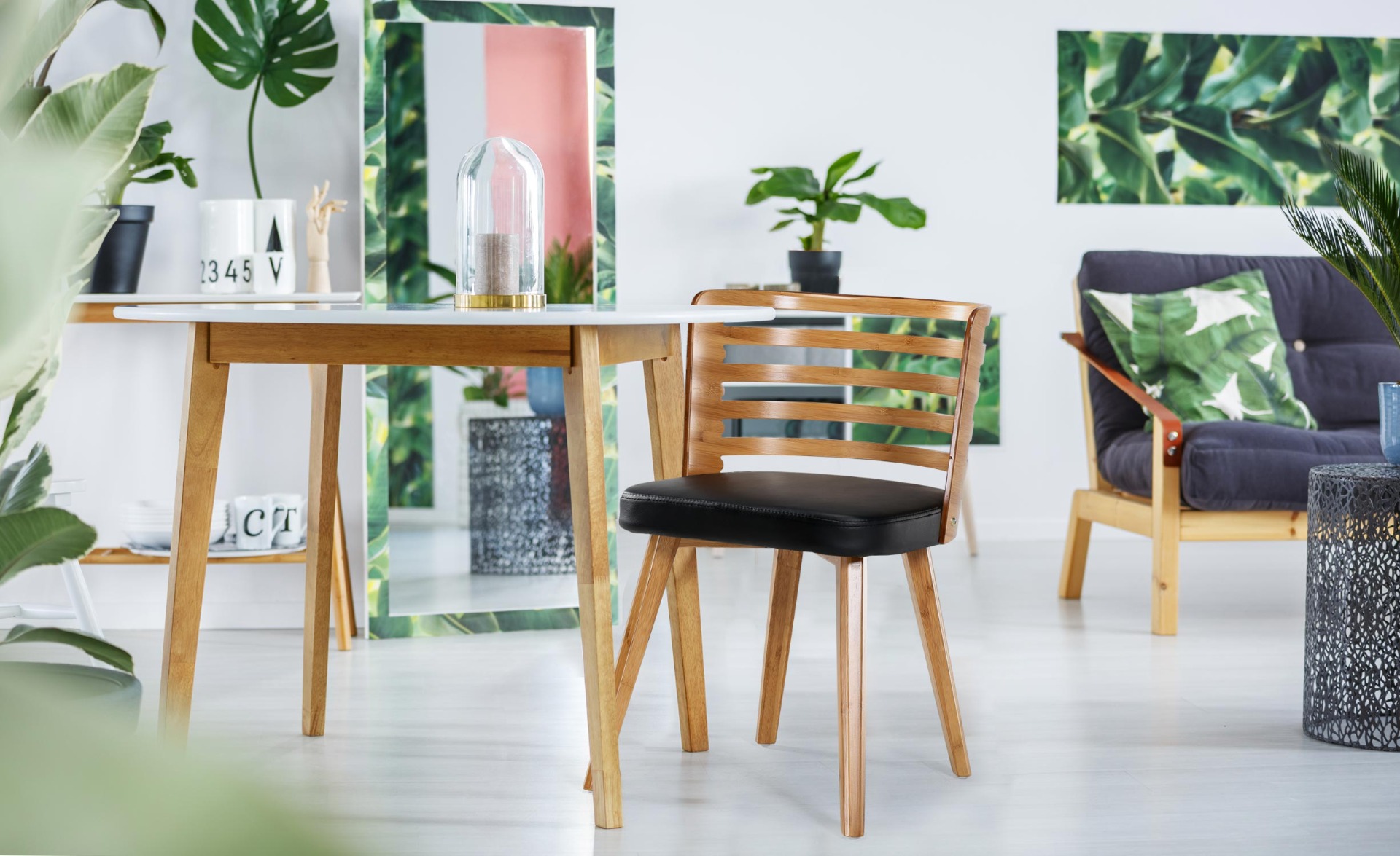Koxy Set mit 2 Skandinavischen Stühlen Naturholz & Schwarz
