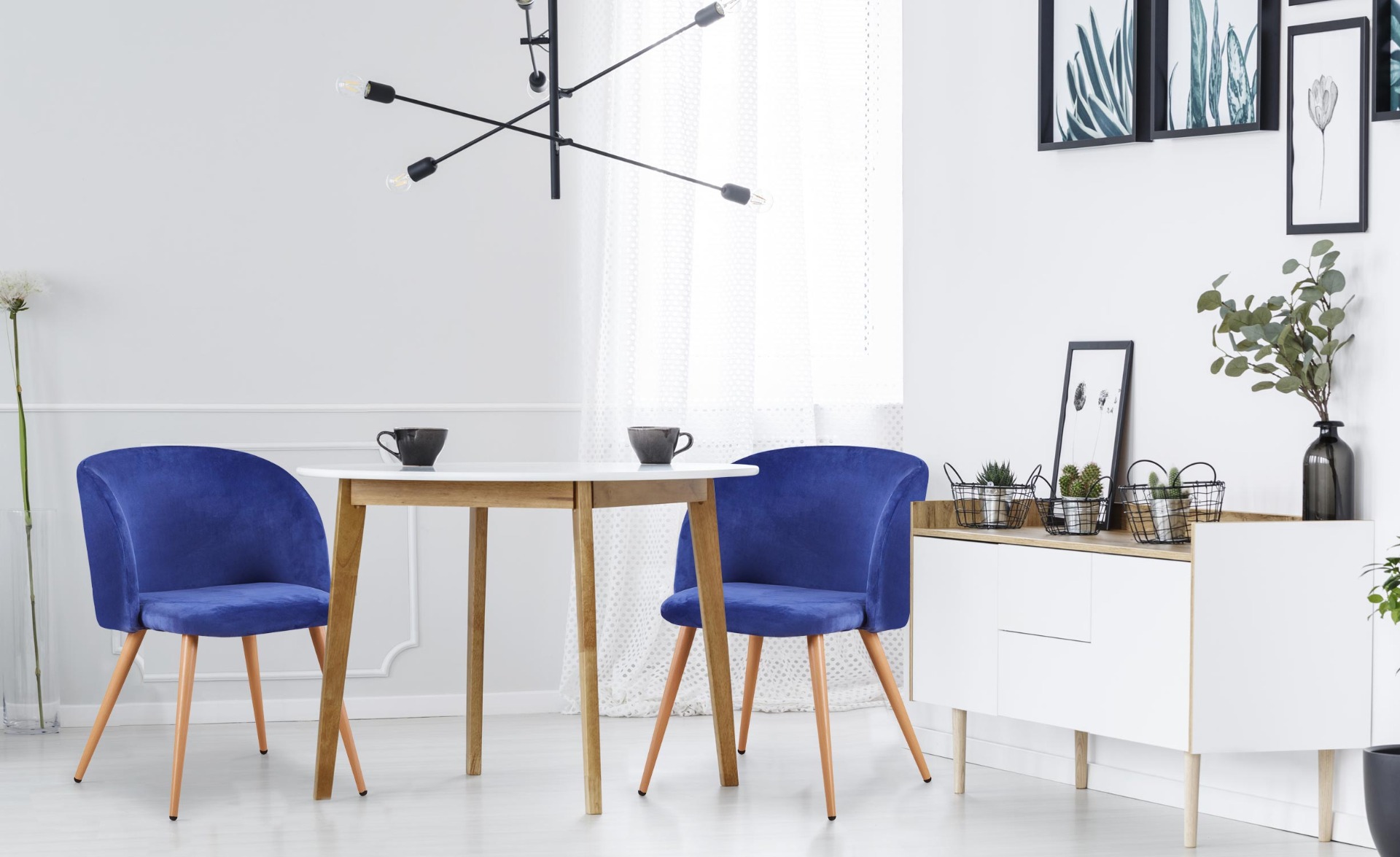 Minima Set mit 2 skandinavischen Stühlen Samtbezug Blau